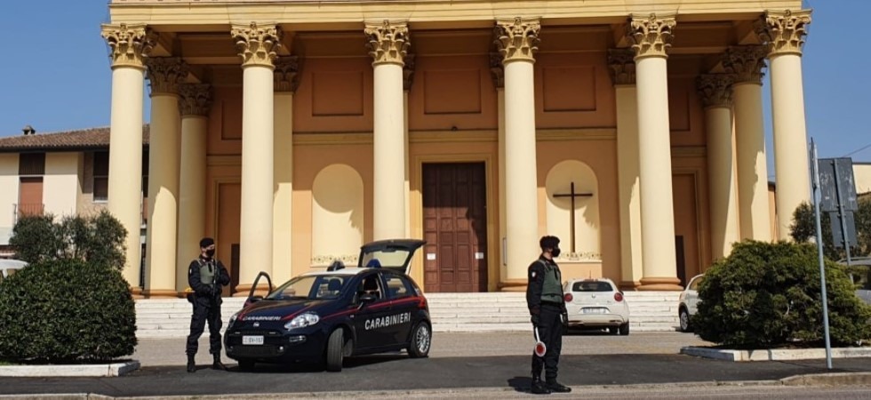 Si confonde tra i fedeli per rubare durante la messa: scoperto, aggredisce il parroco per fuggire con alcuni oggetti preziosi